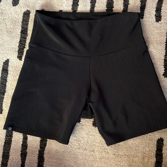 Onzie Ribbed Biker Short - Picture 2 of 4